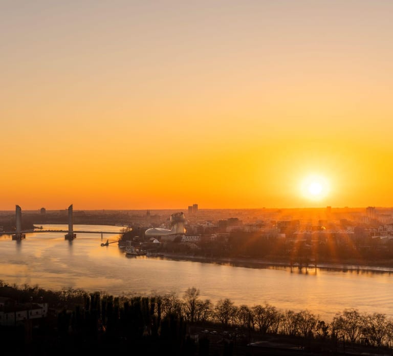 Bordeaux: Evening Apéritif Cruise on the River Garonne