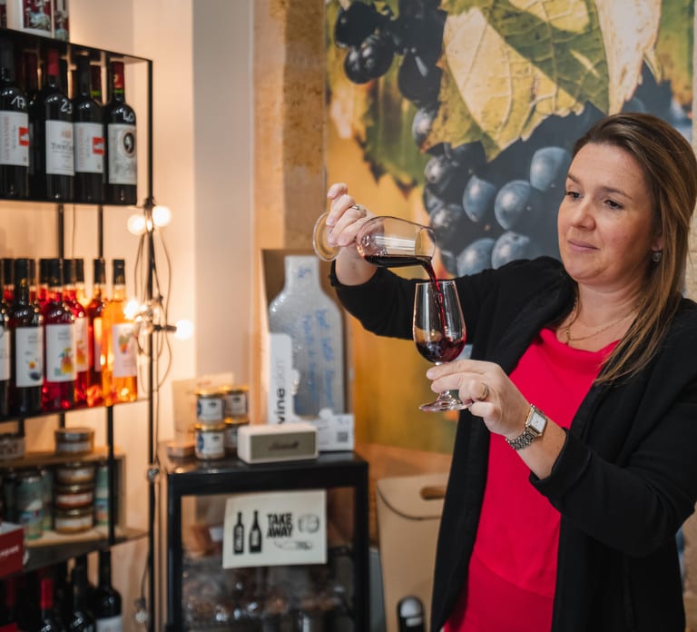 Guided Bordeaux Wine Tasting Class with 6 Wines and pairings