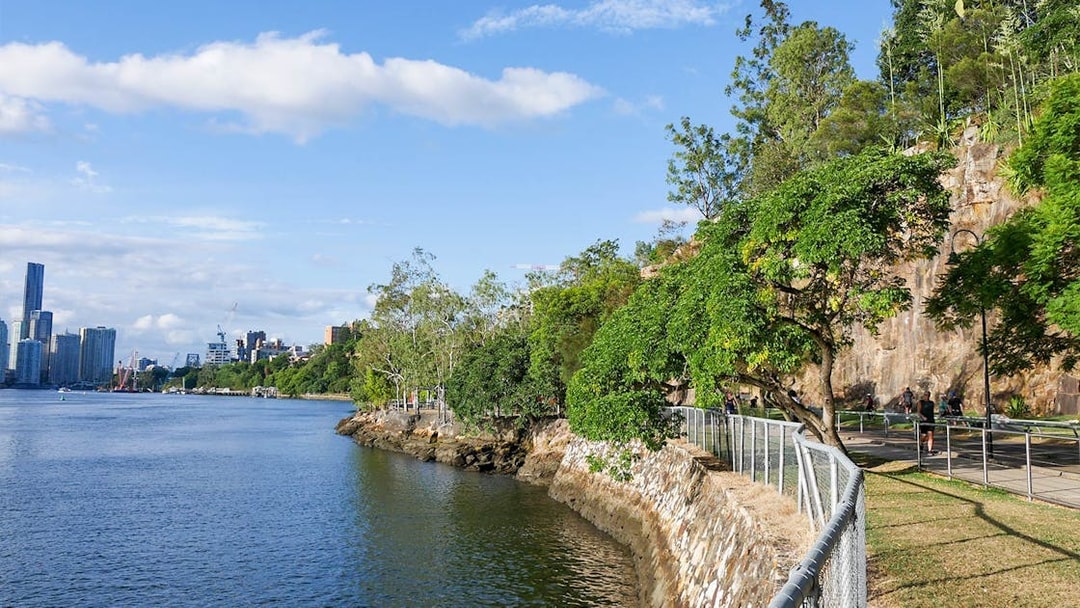 Kangaroo Point cliffs and Brisbane River with city skyline in the background.
