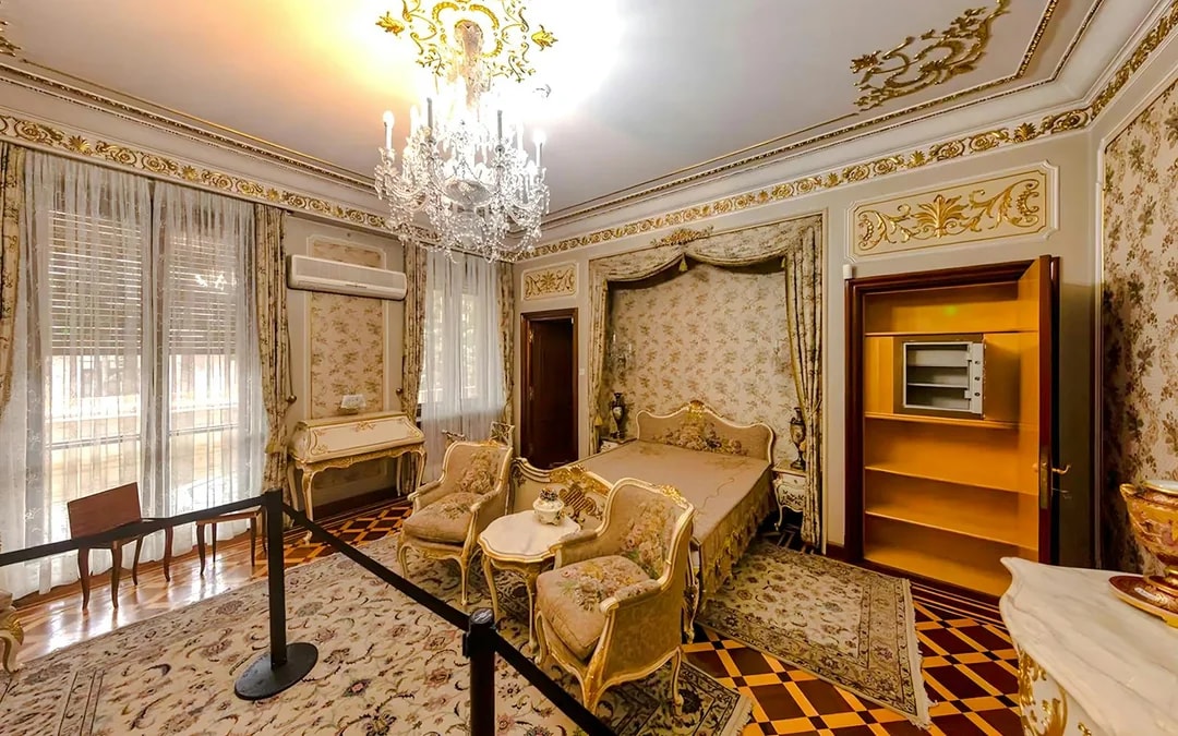 Bucharest: Palace of Parliament, Ceaușescu Mansion & Village Museum Guided Tour with Transfers Image 9