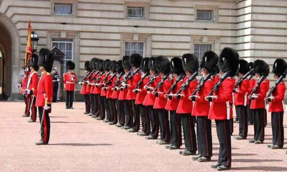 Buckingham Palace and Westminster Highlights Walking Tour
