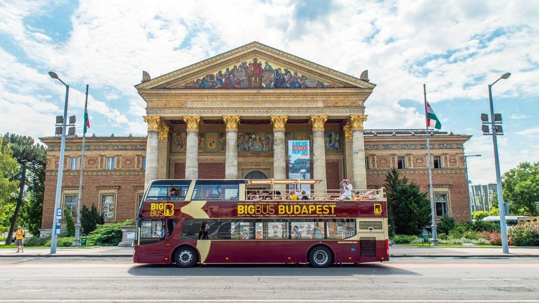 Kunsthalle Budapest with sightseeing bus in front.