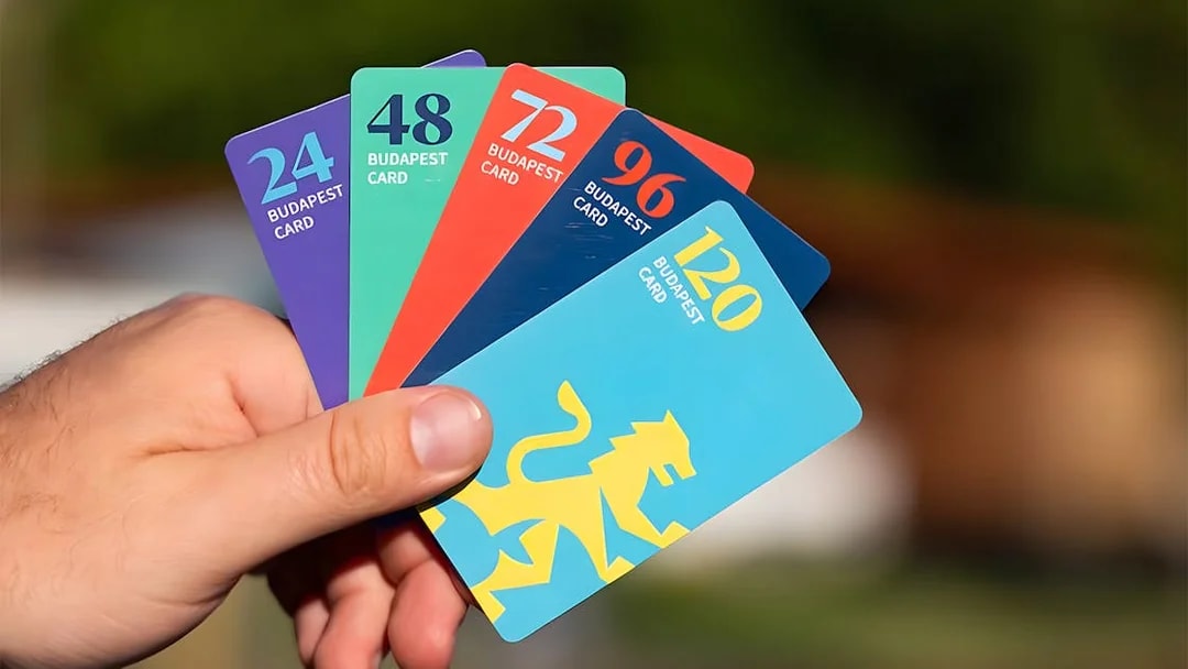 Budapest Card options for 24, 48, 72, 96, and 120 hours held in hand.