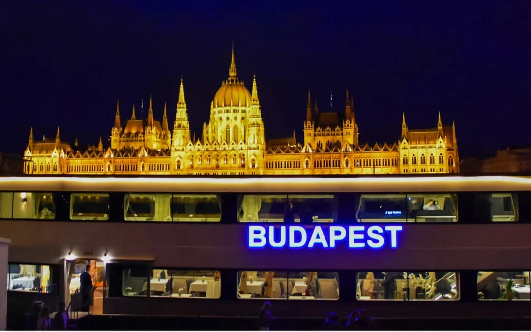 Budapest Danube River Evening Cruise with Unlimited Prosecco Image 7