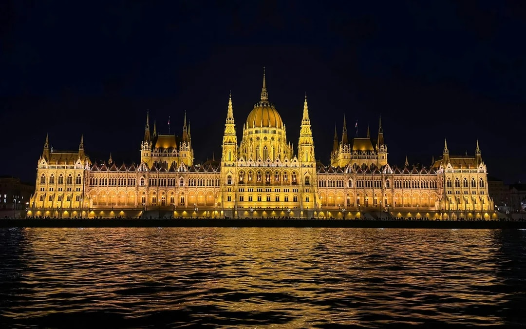Budapest Danube River Evening Cruise with Unlimited Prosecco Image 8