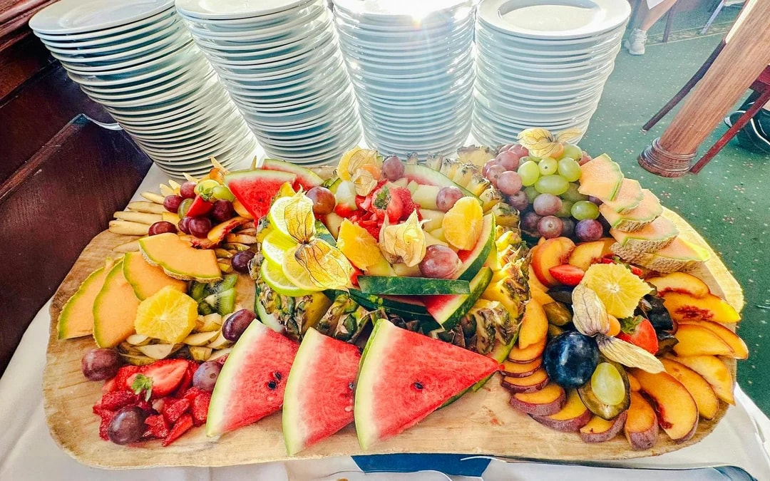 Budapest Danube River Sightseeing Cruise with Brunch & Drinks Image 7