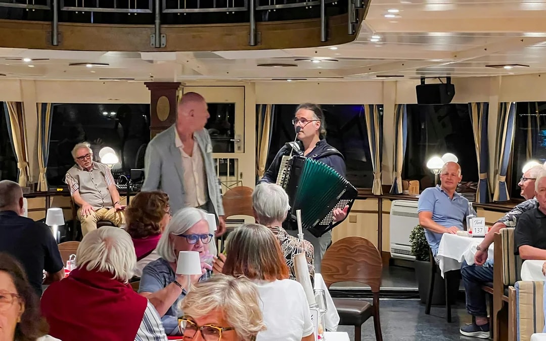 Budapest Danube River Sightseeing Cruise with Drinks Image 7