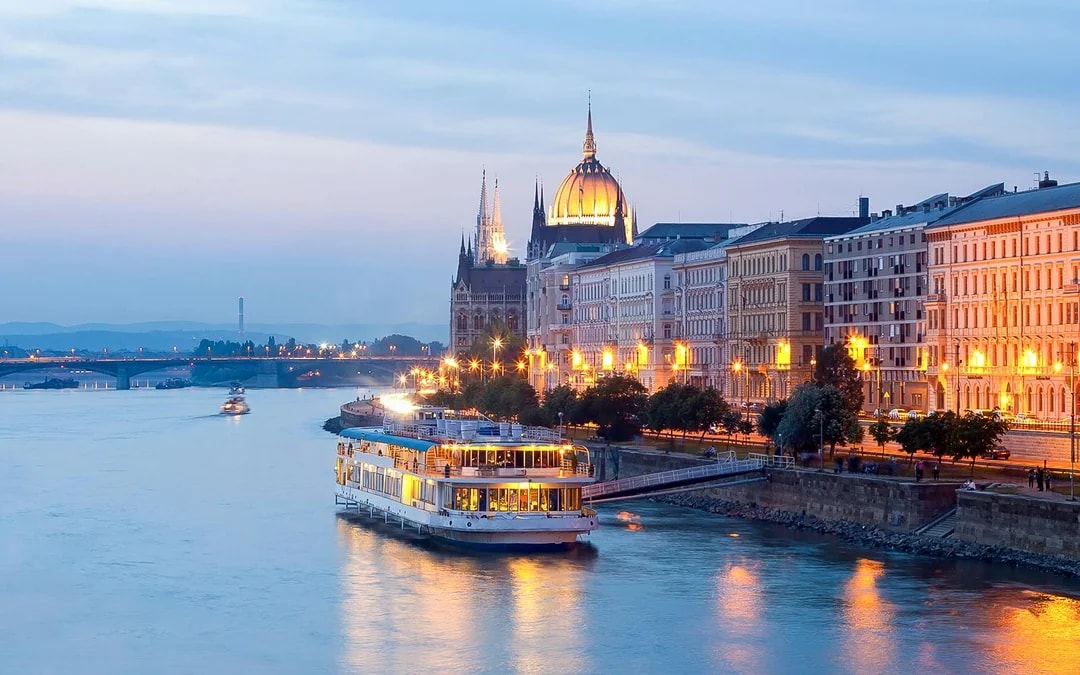 Budapest Danube River Sightseeing Cruise with Drinks Image 1