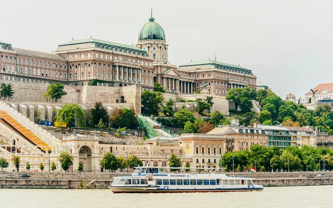 Budapest Daytime Hop-on Hop-off Cruise with welcome drink Image 6