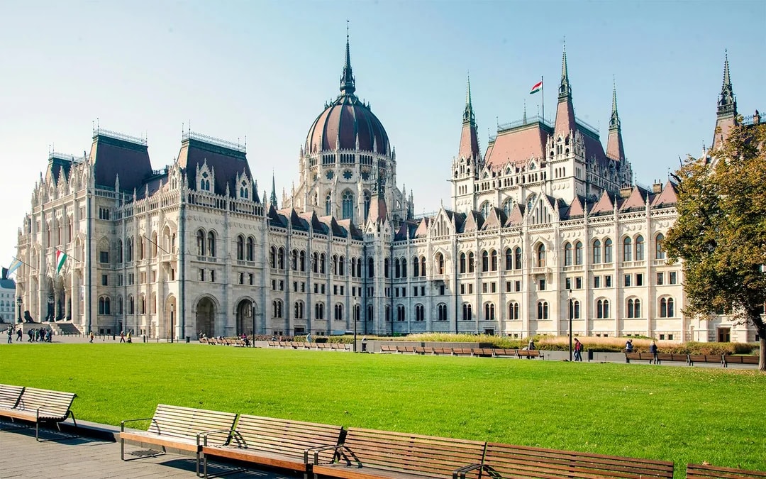 Budapest: Grand City Tour with Parliament Visit Image 5