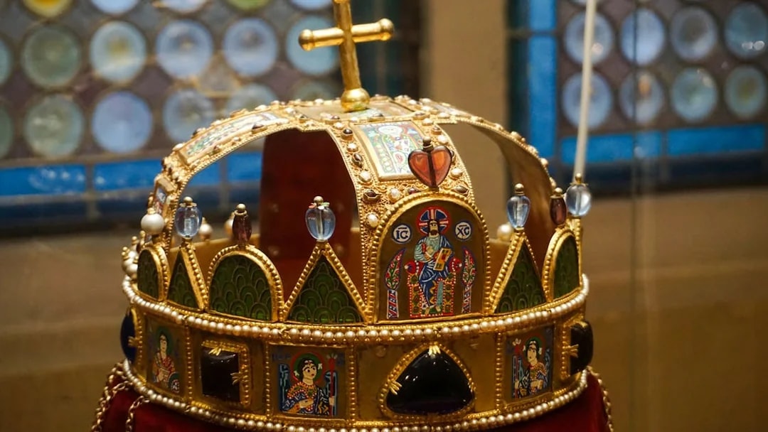 Crown of the king of Hungary displayed in Budapest museum.