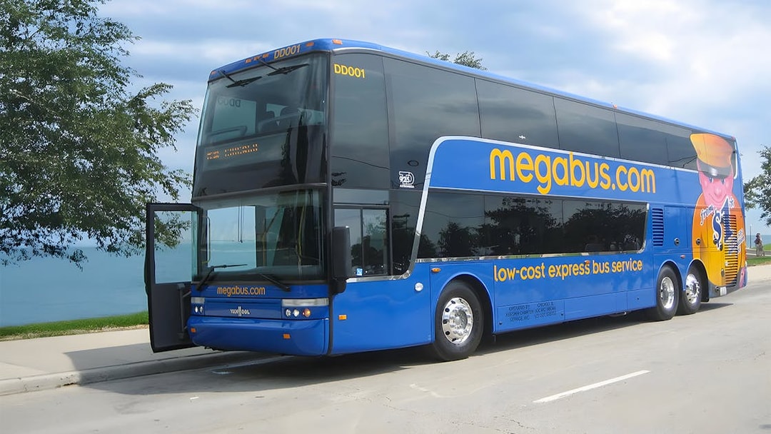 Double-decker bus for Niagara Falls tour from Toronto.