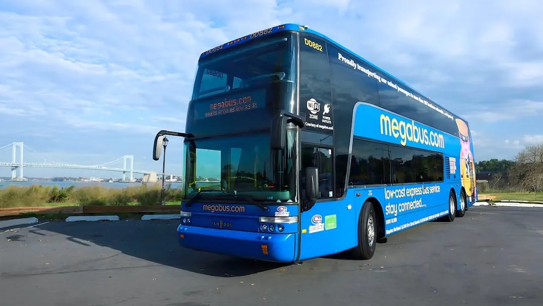 Double-decker bus for Niagara Falls tour from Toronto.