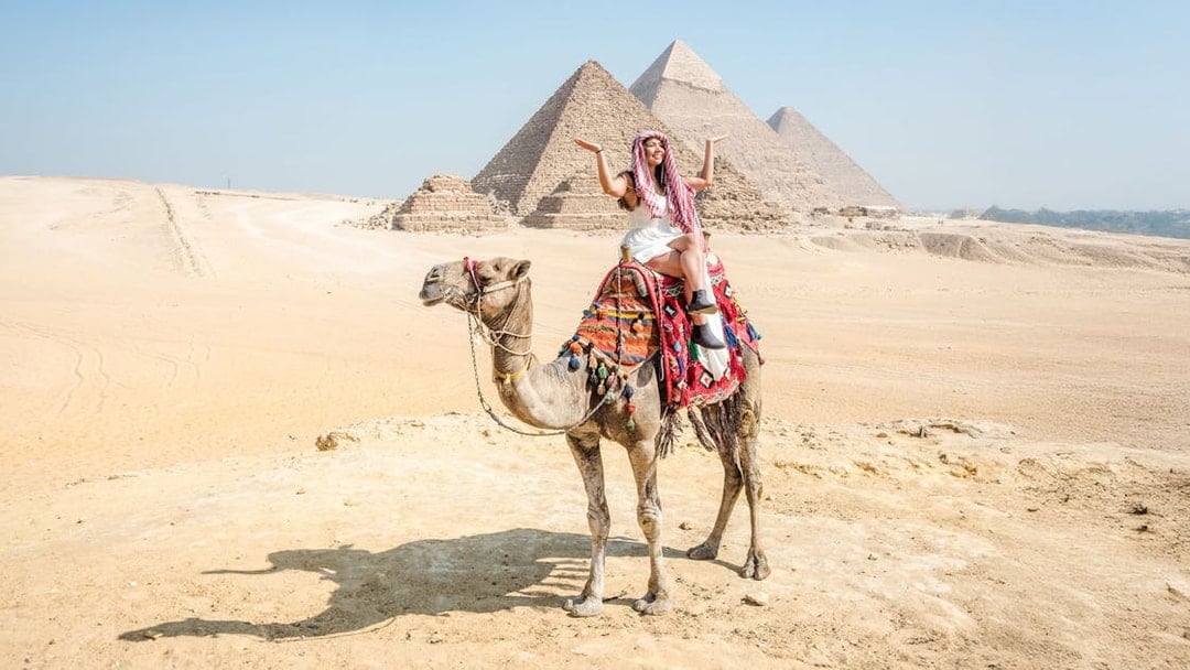 From Cairo: Giza Pyramids, Museum & Bazaar Tour with Female Guide & Hotel Transfers