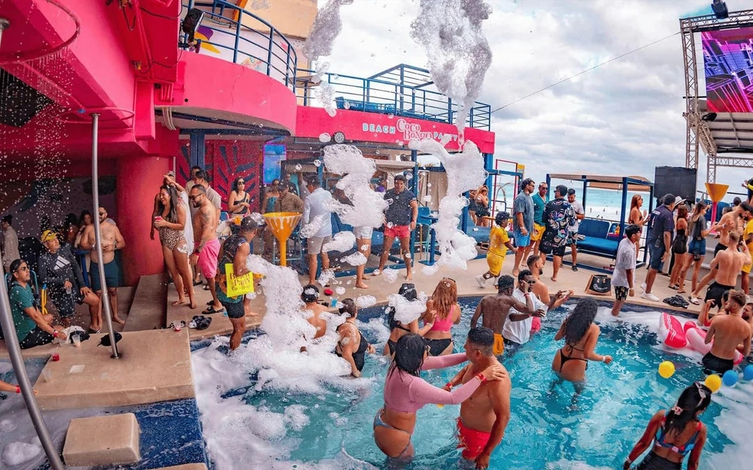 Cancun: Coco Bongo Beach Party – Ultimate Pool & Beach Experience Image 6