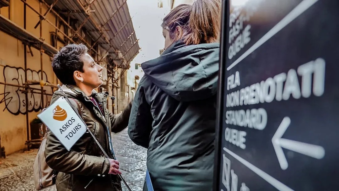 Tour guide leading Capodimonte small group tour in Naples alley.