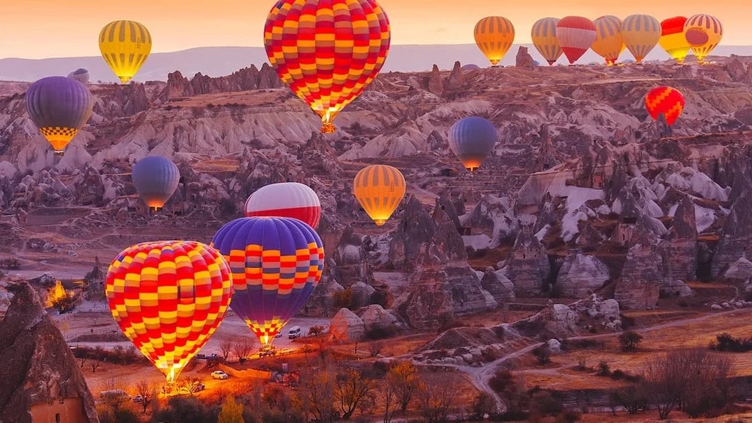 Goreme Valley Sunrise Hot Air Balloon Tour with Breakfast & Transfers
