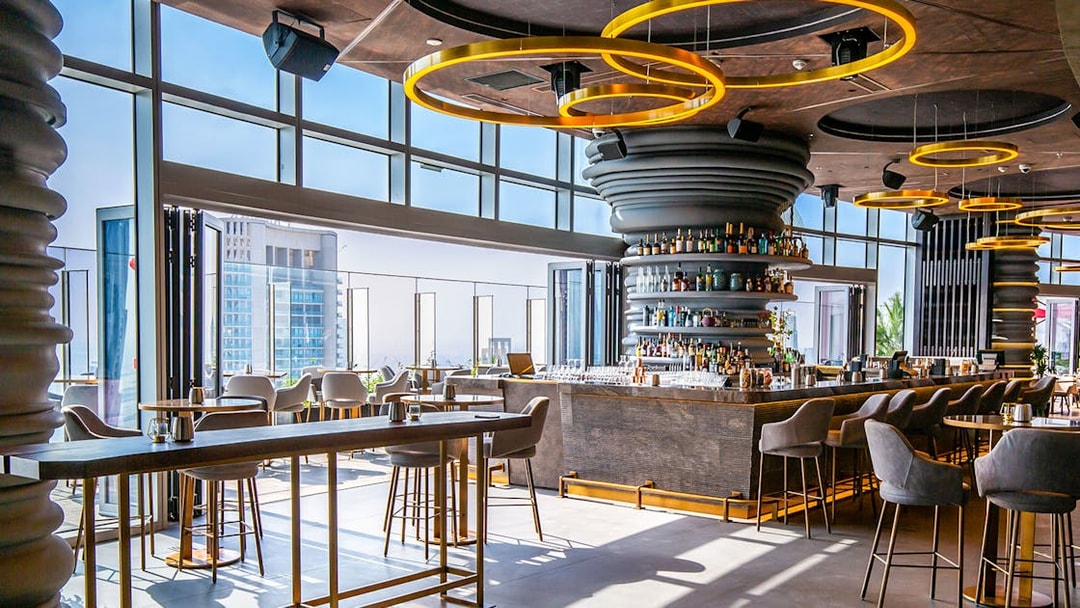 CÉ LA VI Dubai restaurant interior with bar and seating, offering Burj Khalifa views.