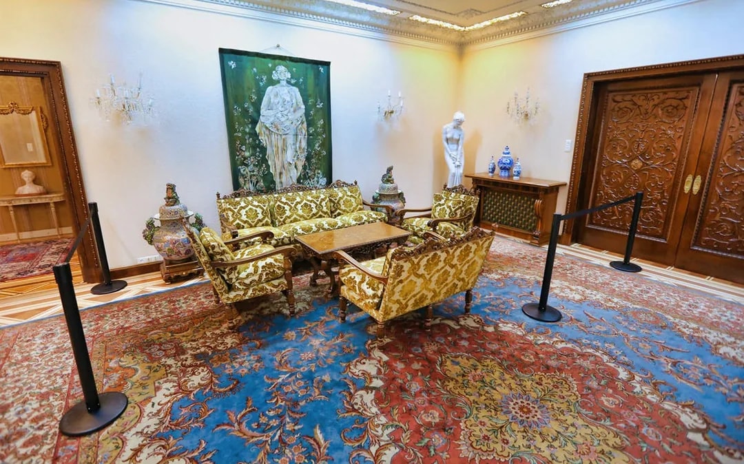 Fast Track Guided Tour of the Ceausescu Mansion (Spring Palace) Image 2