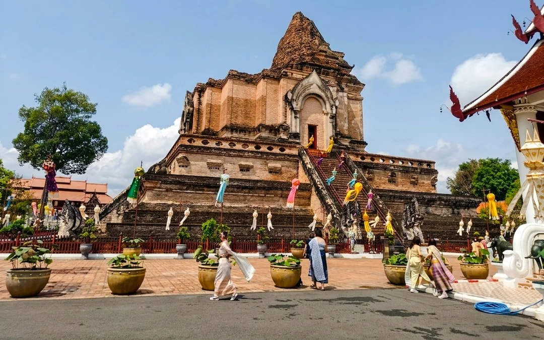 Chiang Mai Small-Group Cultural Tour: Karen Long Neck Village, Silver Temple, Wat Phra Singh & Wat Chedi Luang Image 11