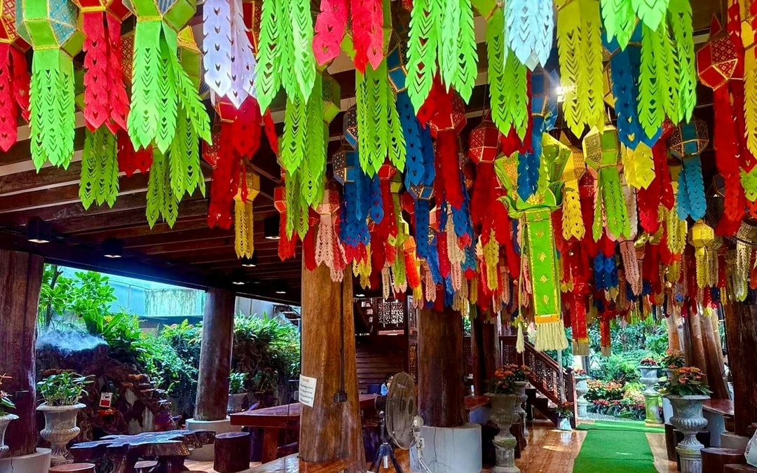 Chiang Rai Day Tour: White Temple, Blue Temple, Red Temple , Long Neck Village and Lalitta Café from Chiang Mai Image 9