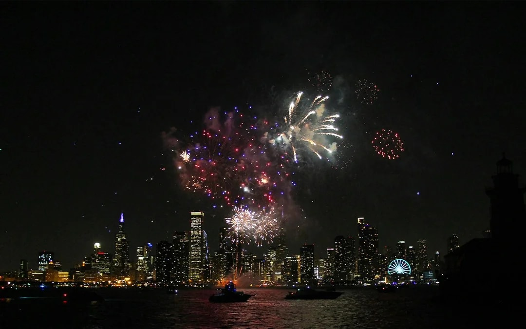 Chicago Fireworks Dinner Cruises Image 7