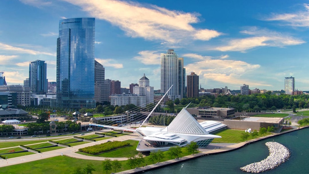 Milwaukee skyline with the Milwaukee Art Museum by Lake Michigan.