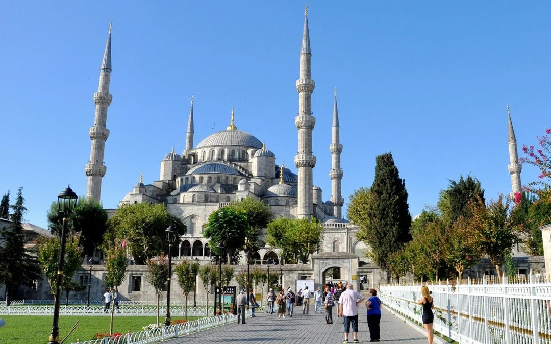 Combo: Blue Mosque, Hagia Sophia & Basilica Cistern Guided Tour + Bosphorus Cruise Image 1