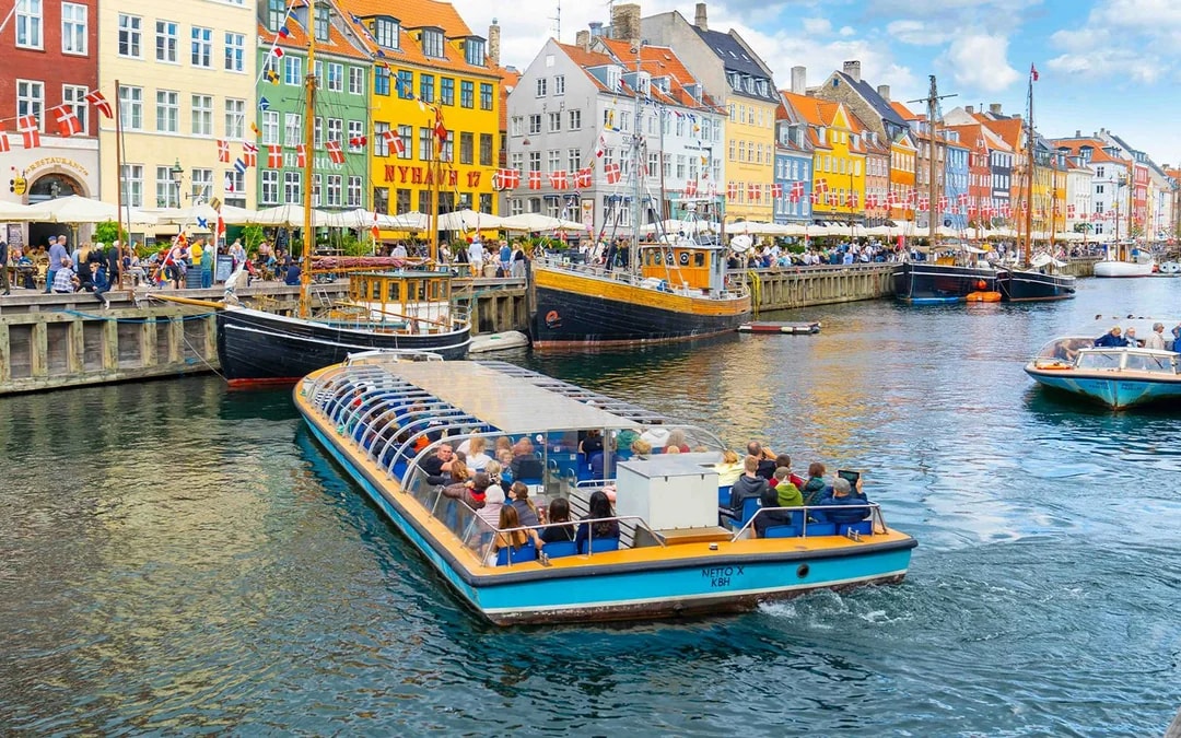 Combo: Copenhagen Hop-on Hop-off Bus Tour + Canal Cruise Tickets Image 7