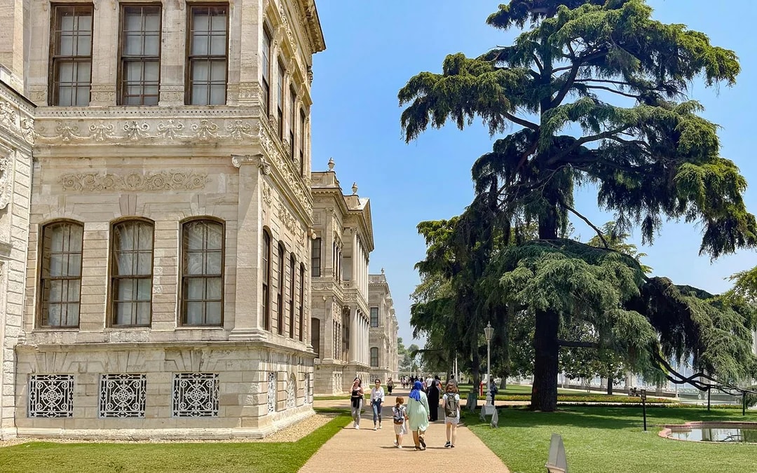 Combo: Dolmabahçe Palace + Basilica Cistern Skip-the-Line Tickets with Audio Guide Image 7