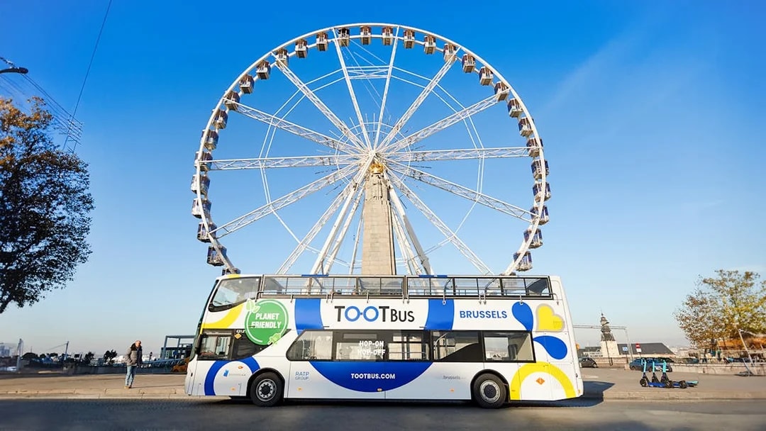 Tootbus Brussels in front of The View Ferris wheel.