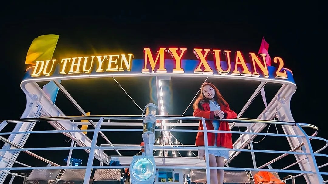 My Xuan cruise ship on Han River at night with a person on deck.