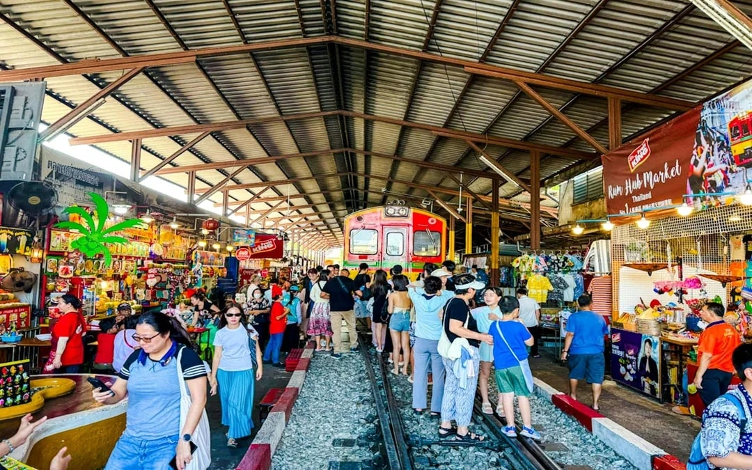 Damnoen Saduak Floating Market & Maeklong Railway Market Full-Day Guided Tour Image 4