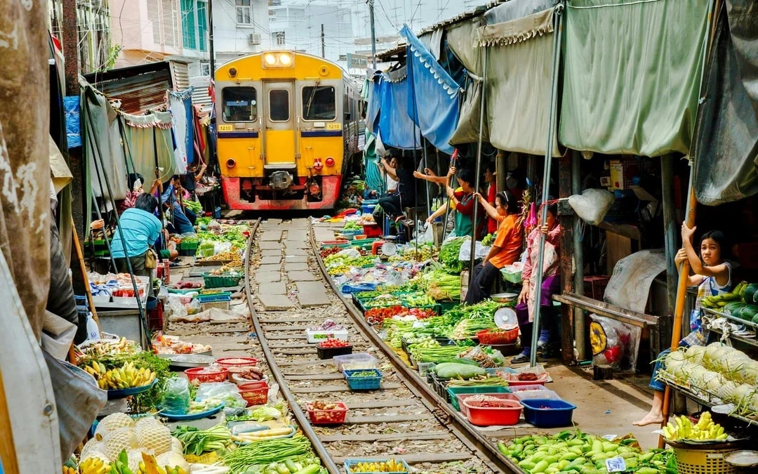 Damnoen Saduak Floating Market & Maeklong Railway Market Full-Day Guided Tour Image 1