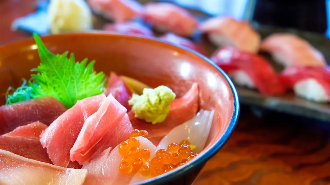 Sashimi bowl with tuna and salmon roe on a day trip through the Keikyu Line to Misaki Maguro.