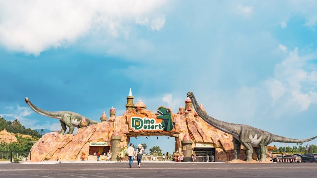 Entrance to Dino Desert with large dinosaur sculptures and ticketing counter.