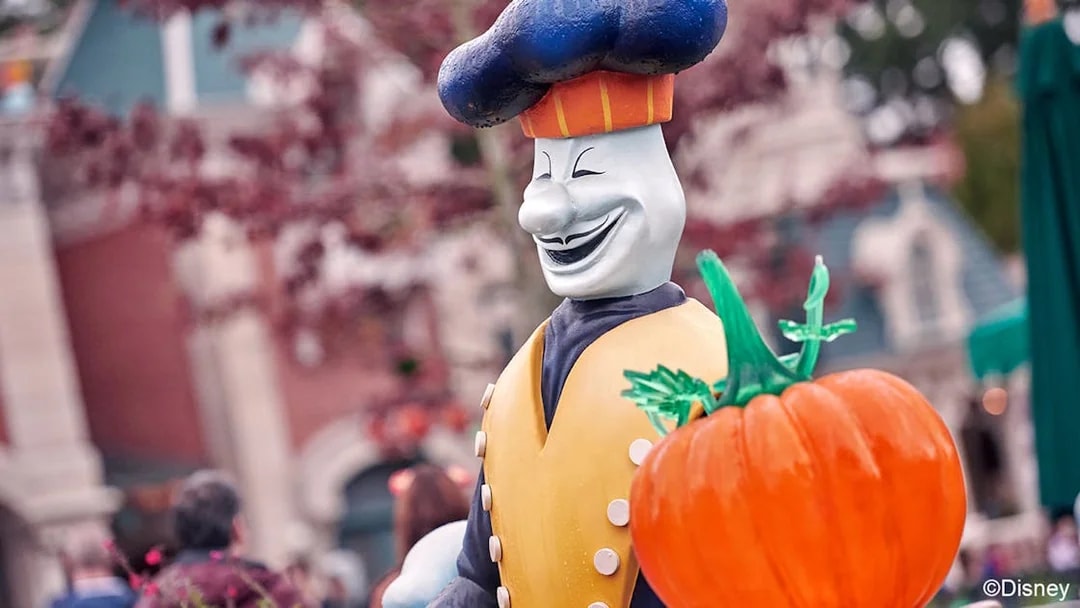 Statue of a chef with a pumpkin at Disneyland Paris.