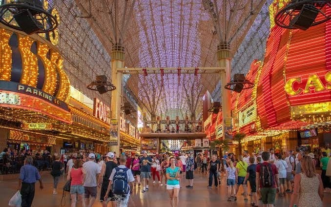 Downtown Las Vegas Self-Guided Bar Crawl 5 Bars, 5 Drinks, Poker Game and Prizes Image 7