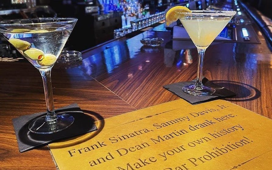 Downtown Las Vegas Self-Guided Bar Crawl 5 Bars, 5 Drinks, Poker Game and Prizes Image 8