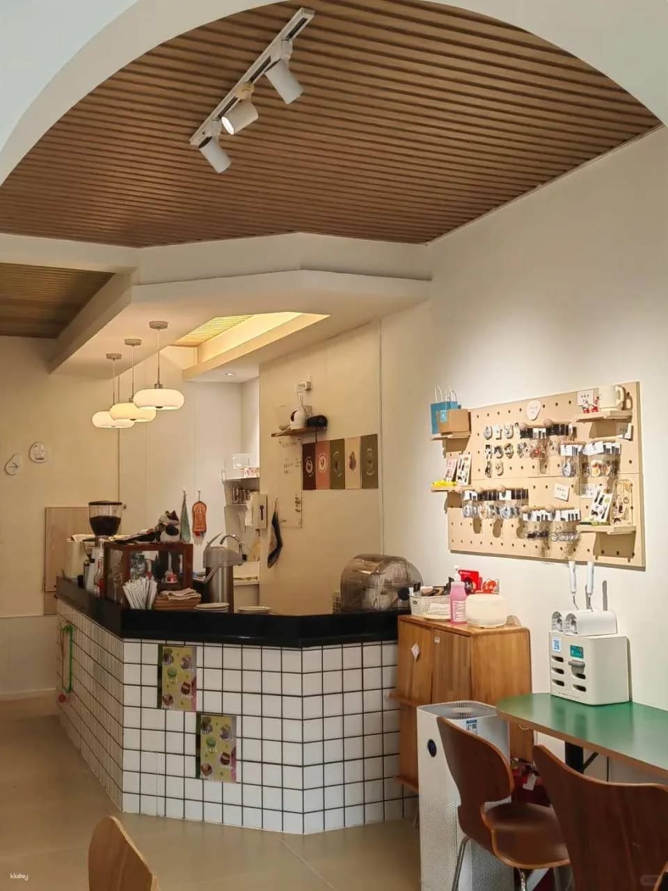 Drink A Friday Cat Cafe in Chengdu | A popular cat cafe in Kuanzhai Alley