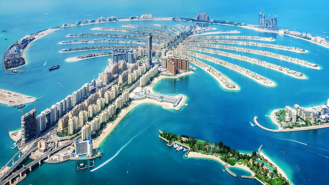 Aerial view of Palm Jumeirah in Dubai, featuring luxury hotels and residential areas.