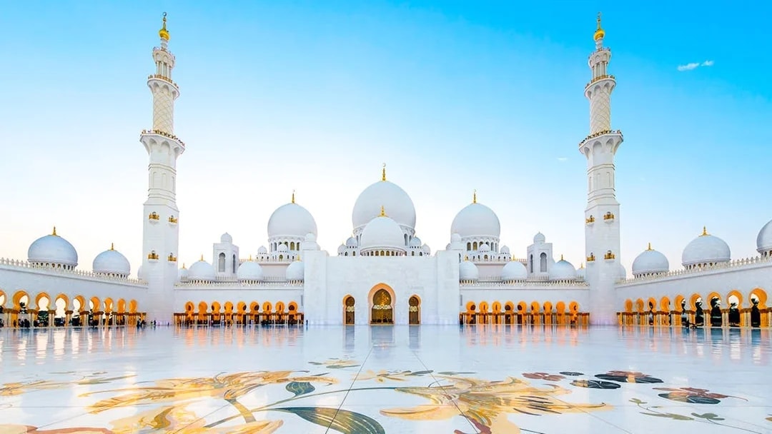 Interior courtyard of Sheikh Zayed Grand Mosque, Abu Dhabi, with domes and minarets.