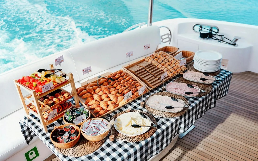 From Dubai Marina: 2/3-Hour Luxury Yacht Cruise with Breakfast or BBQ Lunch/Dinner Image 6