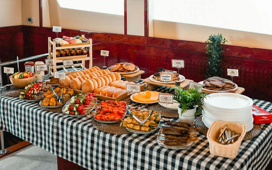 From Dubai Marina: 2/3-Hour Luxury Yacht Cruise with Breakfast or BBQ Lunch/Dinner Image 8
