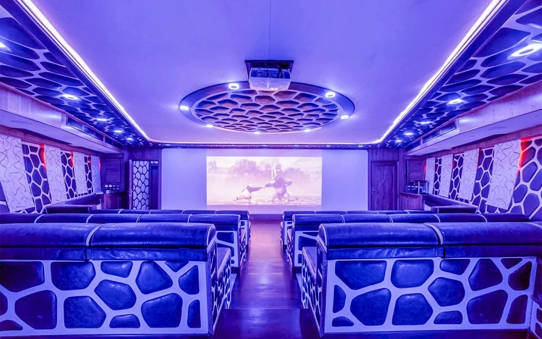 From Dubai Marina: Lotus Mega Yacht Dinner Cruise with Live DJ Image 6