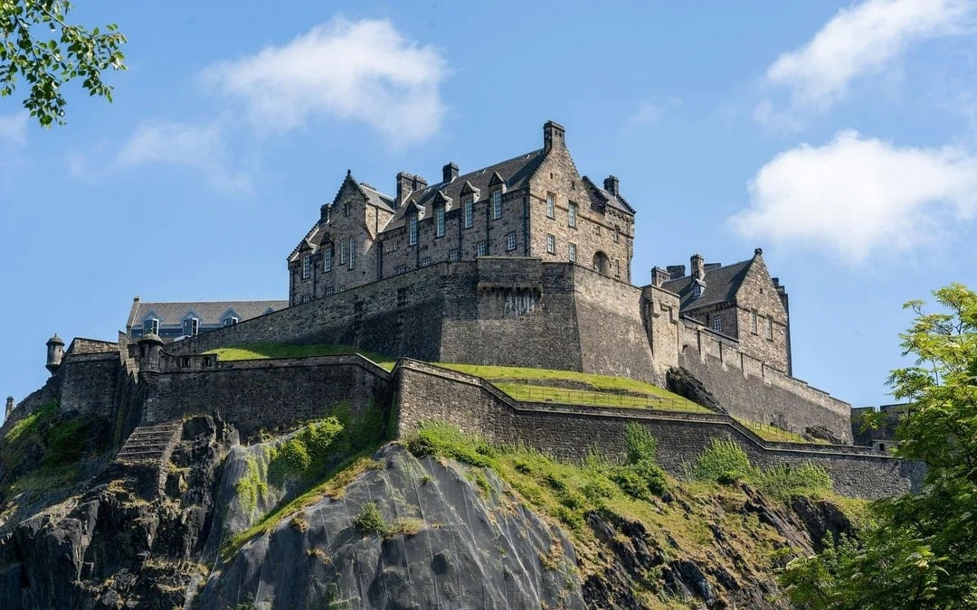 Edinburgh Castle & National Museum of Scotland Guided Tour Image 1