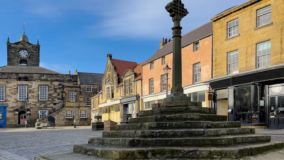 Market Cross in Alnwick town square, part of the guided day tour from Edinburgh.