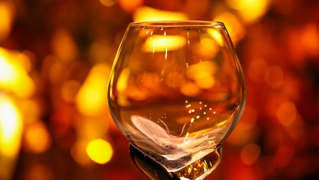 Whisky tasting glass with amber liquid at Whisky Tour & Tasting.