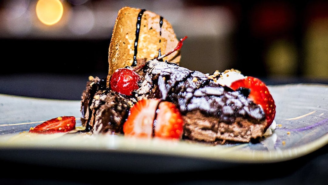 Dessert served at Tablao El Toro y la Luna during Flamenco Show, featuring strawberries and chocolate.