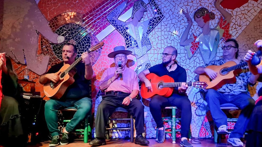Musicians performing flamenco at El Toro y la Luna in Valencia.